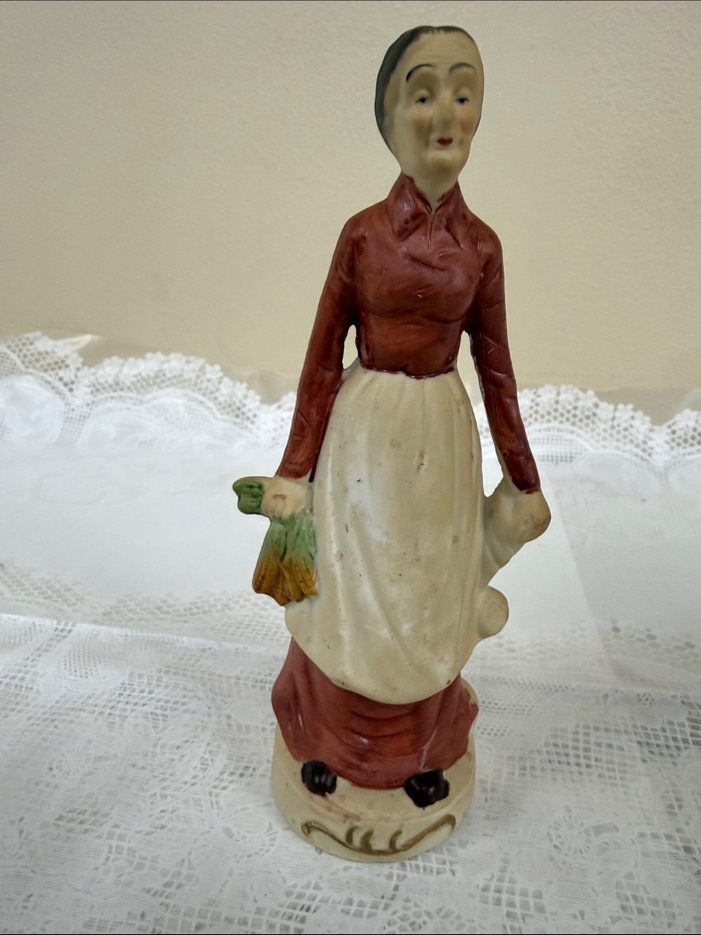 Vintage-Style Ceramic Figurine in Cream and Rust Red - Picture 2 of 5